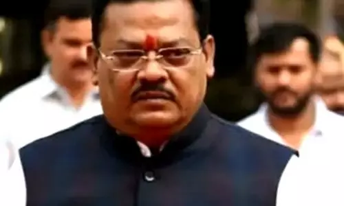 फर्जी जाति प्रमाण पत्र मामले में Maharashtra सरकार के दो अधिकारी सस्पेंड फर्जी जाति प्रमाण पत्र मामले में Maharashtra सरकार के दो अधिकारी सस्पेंड