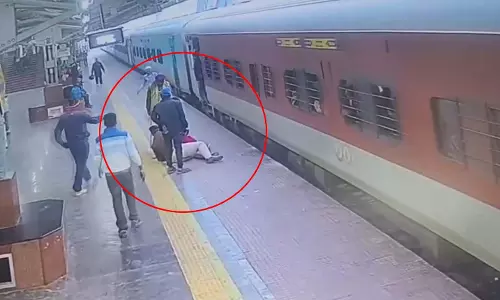 LIVE वीडियो... रेलवे स्टेशन पर कुछ ऐसा हुआ जिसने हर किसी की सांसें थाम दीं