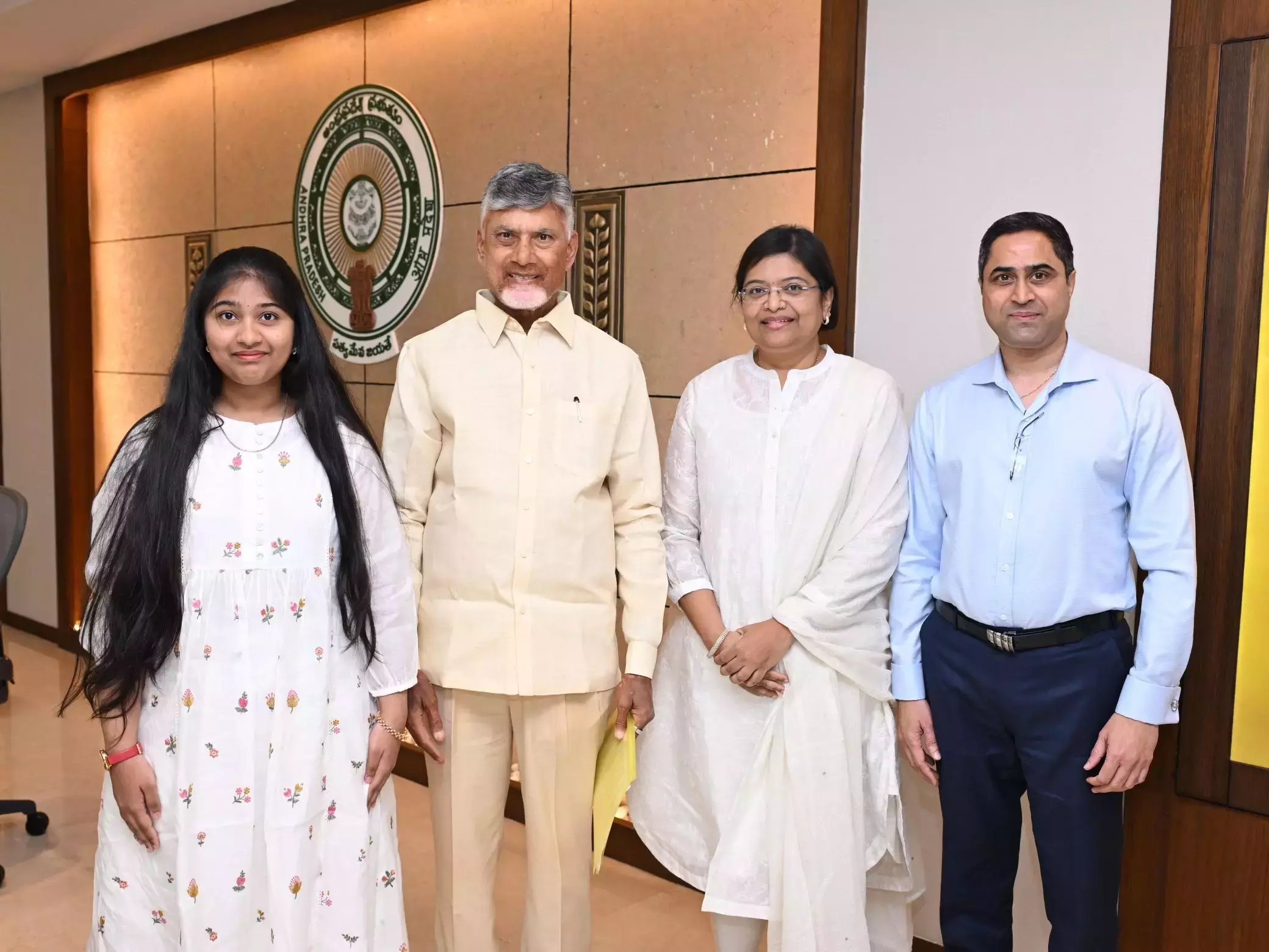 CM नायडू ने वैश्विक संगीत उपलब्धियों के लिए युवा गायिका साध्या की प्रशंसा की CM नायडू ने वैश्विक संगीत उपलब्धियों के लिए युवा गायिका साध्या की प्रशंसा की