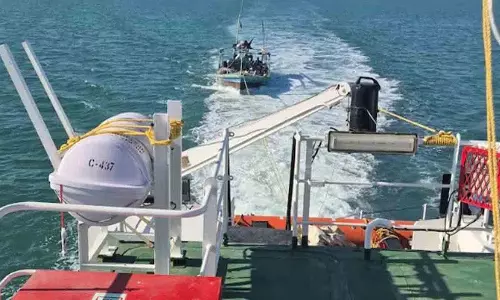 Coast Guard ने गुजरात में पाकिस्तानी नाव ज़ब्त की, 11 क्रू सदस्यों को हिरासत में लिया Coast Guard ने गुजरात में पाकिस्तानी नाव ज़ब्त की, 11 क्रू सदस्यों को हिरासत में लिया