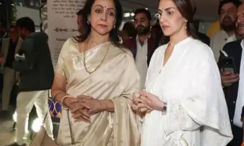 Hema मालिनी, ईशा देओल दिल्ली में धर्मेंद्र की प्रार्थना सभा में शामिल हुईं
