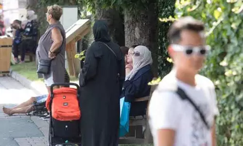 Austria, 14 वर्ष से कम लड़कियों के लिए स्कूलों में हेडस्कार्फ़ बैन पास Austria, 14 वर्ष से कम लड़कियों के लिए स्कूलों में हेडस्कार्फ़ बैन पास