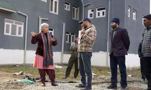 DC Bandipora ने सार्वजनिक सेवाओं को मज़बूत करने के लिए मल्टी-सेक्टर प्रोजेक्ट्स की समीक्षा की