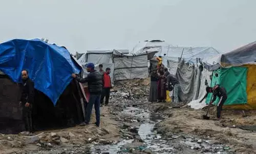 Gaza  में भारी बारिश से टेंट डूबे, ठंड से 8 माह की बच्ची की मौत