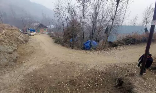 Ganderbal के निवासियों ने उचित सड़क कनेक्टिविटी की मांग की Ganderbal के निवासियों ने उचित सड़क कनेक्टिविटी की मांग की