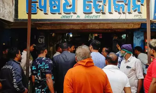 Odisha में दवा दुकान पर लाइसेंस निरीक्षण के दौरान विदेशी शराब जब्त की गई Odisha में दवा दुकान पर लाइसेंस निरीक्षण के दौरान विदेशी शराब जब्त की गई