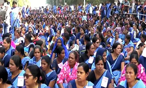 भुवनेश्वर में आशा कार्यकर्ताओं ने भत्ते में बढ़ोतरी की मांग को लेकर धरना दिया