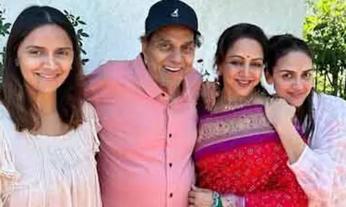Dharmendra की याद में हेमा मालिनी ने नई दिल्ली में रखी प्रार्थना सभा Dharmendra की याद में हेमा मालिनी ने नई दिल्ली में रखी प्रार्थना सभा