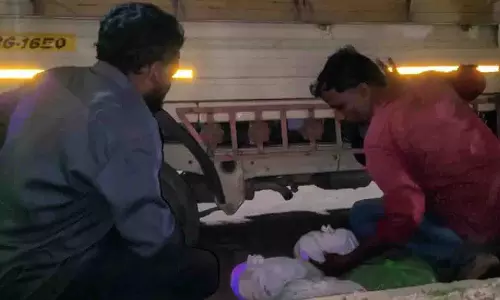 Athgarh: सब्जी ट्रे के नीचे छिपा गांजा, पुलिस ने तस्करी रैकेट पकड़ा