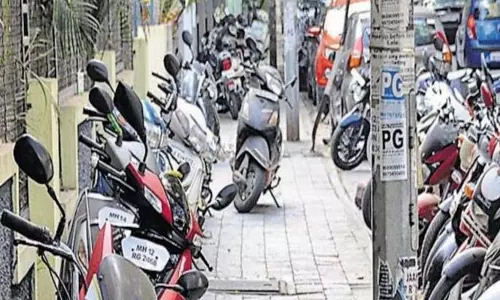 Pune के 50% से ज़्यादा फुटपाथों पर अतिक्रमण है, जिससे पैदल चलने वालों की सुरक्षा को खतरा Pune के 50% से ज़्यादा फुटपाथों पर अतिक्रमण है, जिससे पैदल चलने वालों की सुरक्षा को खतरा