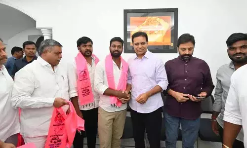 केटीआर की मौजूदगी में अलग-अलग पार्टियों के युवा BRS में शामिल हुए केटीआर की मौजूदगी में अलग-अलग पार्टियों के युवा BRS में शामिल हुए