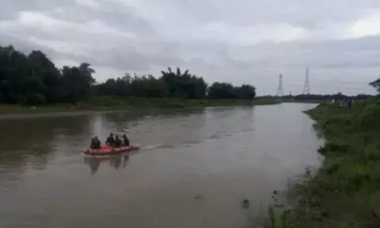Assam: ब्रह्मपुत्र में डूबे पांच लापता लोगों की तलाश जारी Assam: ब्रह्मपुत्र में डूबे पांच लापता लोगों की तलाश जारी