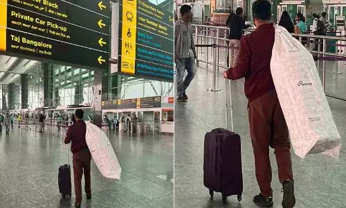 यात्री एयरपोर्ट पर गद्दा लेकर पहुंचा.. नेटिज़न्स ने IndiGo flight में देरी का मज़ाक उड़ाया यात्री एयरपोर्ट पर गद्दा लेकर पहुंचा.. नेटिज़न्स ने IndiGo flight में देरी का मज़ाक उड़ाया