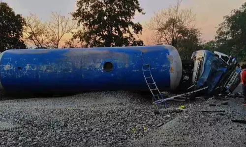 कालाहांडी में बंजारी घाट पर गैस टैंकर पलटा, वाहनों की आवाजाही प्रभावित