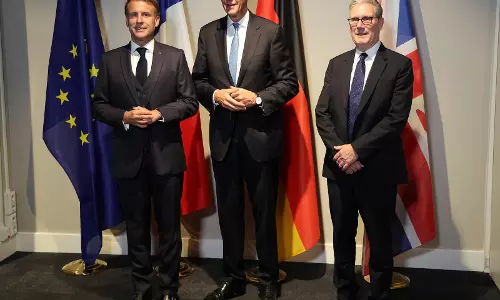 Macron, मर्ज़ और स्टारमर ने यूक्रेन में चल रहे मध्यस्थता प्रयासों पर ट्रंप से बातचीत की