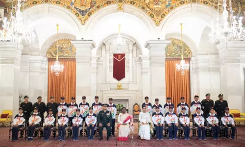 जम्मू-कश्मीर: उधमपुर के छात्रों ने राष्ट्रपति भवन में प्रेसिडेंट द्रौपदी मुर्मू से मुलाकात की जम्मू-कश्मीर: उधमपुर के छात्रों ने राष्ट्रपति भवन में प्रेसिडेंट द्रौपदी मुर्मू से मुलाकात की