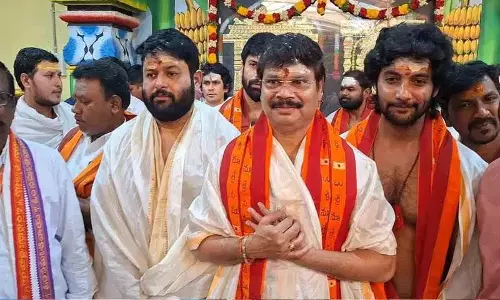 Akhanda 2 टीम ने श्रीशैलम का दौरा कर स्वामी से आशीर्वाद मांगा Akhanda 2 टीम ने श्रीशैलम का दौरा कर स्वामी से आशीर्वाद मांगा