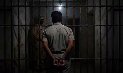 गोरखपुर: तीन साल तक IAS बनकर घूमने वाले धोखेबाज़ गिरफ्तार गोरखपुर: तीन साल तक IAS बनकर घूमने वाले धोखेबाज़ गिरफ्तार