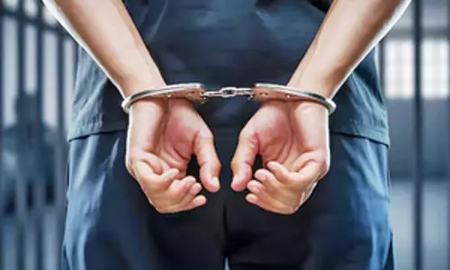 शिवपुरी में रिश्वत लेते पकड़ा गया एडीएम का स्टेनो शिवपुरी में रिश्वत लेते पकड़ा गया एडीएम का स्टेनो