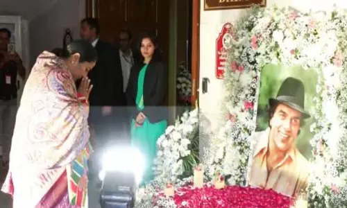दिल्ली CM रेखा गुप्ता ने धर्मेंद्र को श्रद्धांजलि दी दिल्ली CM रेखा गुप्ता ने धर्मेंद्र को श्रद्धांजलि दी