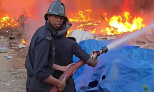 स्क्रैप गोदाम में आग, दमकल मौके पर तैनात स्क्रैप गोदाम में आग, दमकल मौके पर तैनात