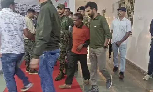 43 लाख के इनामी दो नक्सलियों ने सुरक्षा बलों के सामने किया सरेंडर