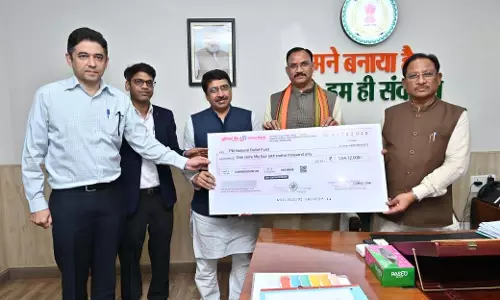 स्वास्थ्य मंत्री श्याम बिहारी जायसवाल ने मुख्यमंत्री को CGMSC की ओर से CSR चेक ₹1.54 करोड़ सौंपा स्वास्थ्य मंत्री श्याम बिहारी जायसवाल ने मुख्यमंत्री को CGMSC की ओर से CSR चेक ₹1.54 करोड़ सौंपा