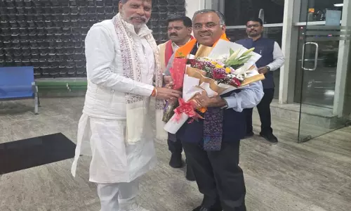 रायपुर एयरपोर्ट पर BJP प्रदेश अध्यक्ष ने किया तरुण चुघ का भव्य स्वागत रायपुर एयरपोर्ट पर BJP प्रदेश अध्यक्ष ने किया तरुण चुघ का भव्य स्वागत