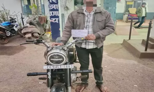 मॉडिफाई सायलेंसर लगाकर तेज गति से वाहन चलाने पर युवक को जुर्माना, बाइक जप्त