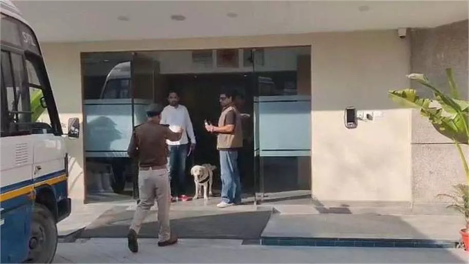 Gurgaon: स्कूल को बम से उड़ाने की मिली धमकी, सर्च ऑपरेशन जारी Gurgaon: स्कूल को बम से उड़ाने की मिली धमकी, सर्च ऑपरेशन जारी