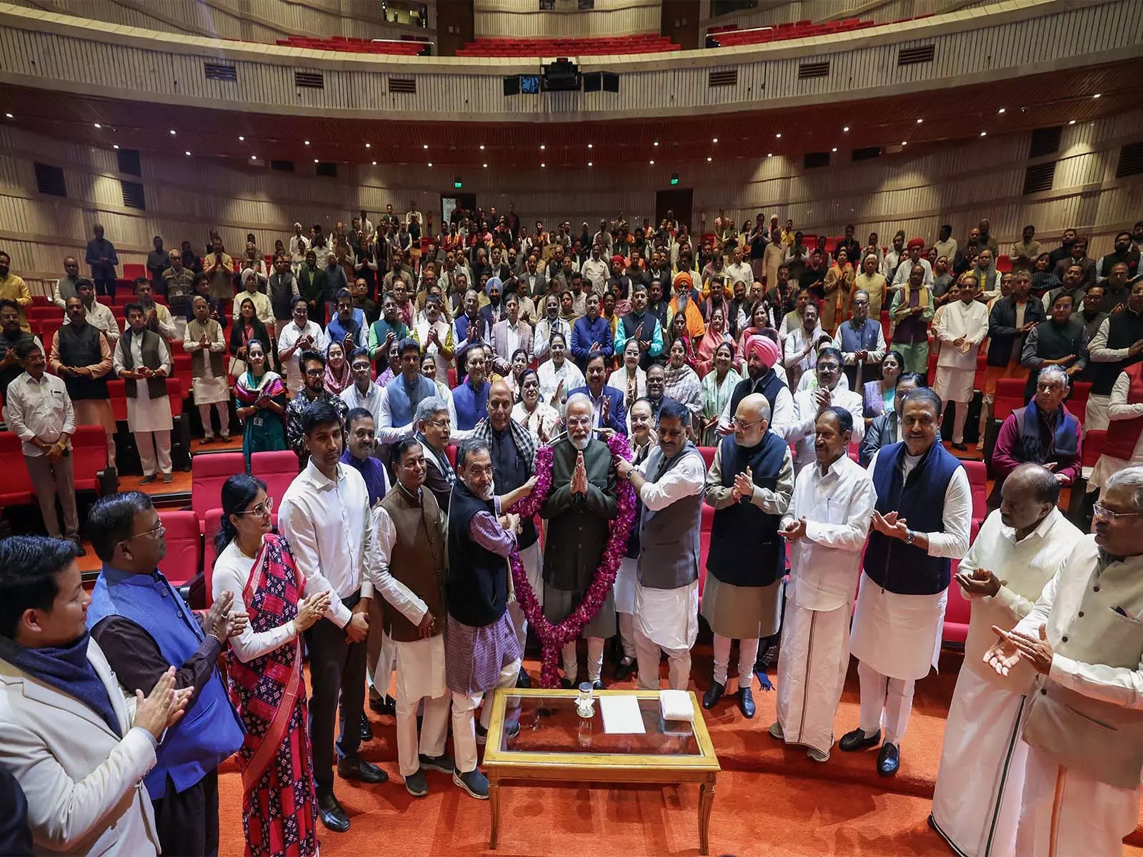 पीएम मोदी एनडीए सांसदों के लिए रात्रि भोज की करेंगे मेजबानी, आगामी चुनावों पर हो सकती है चर्चा पीएम मोदी एनडीए सांसदों के लिए रात्रि भोज की करेंगे मेजबानी, आगामी चुनावों पर हो सकती है चर्चा