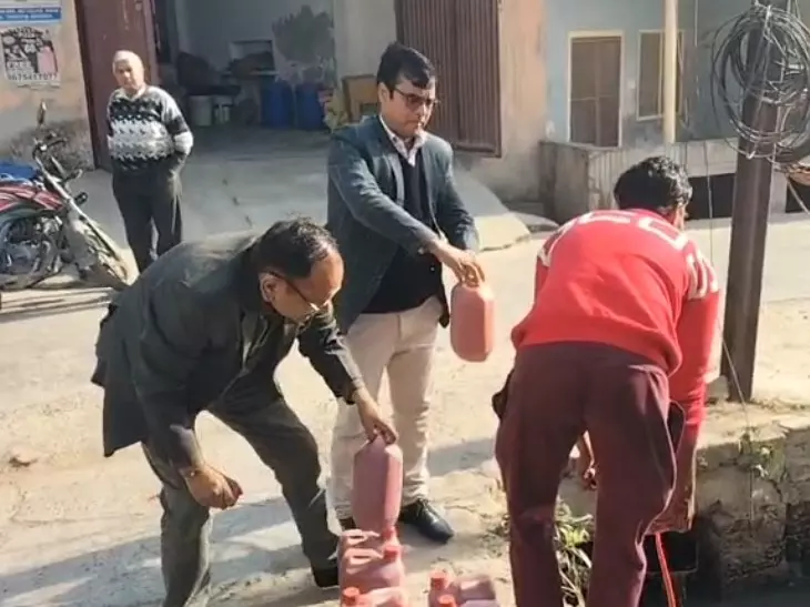 Baghpat: सुरक्षा विभाग ने नकली सॉस और मेयोनीज की फैक्ट्री सील की Baghpat: सुरक्षा विभाग ने नकली सॉस और मेयोनीज की फैक्ट्री सील की