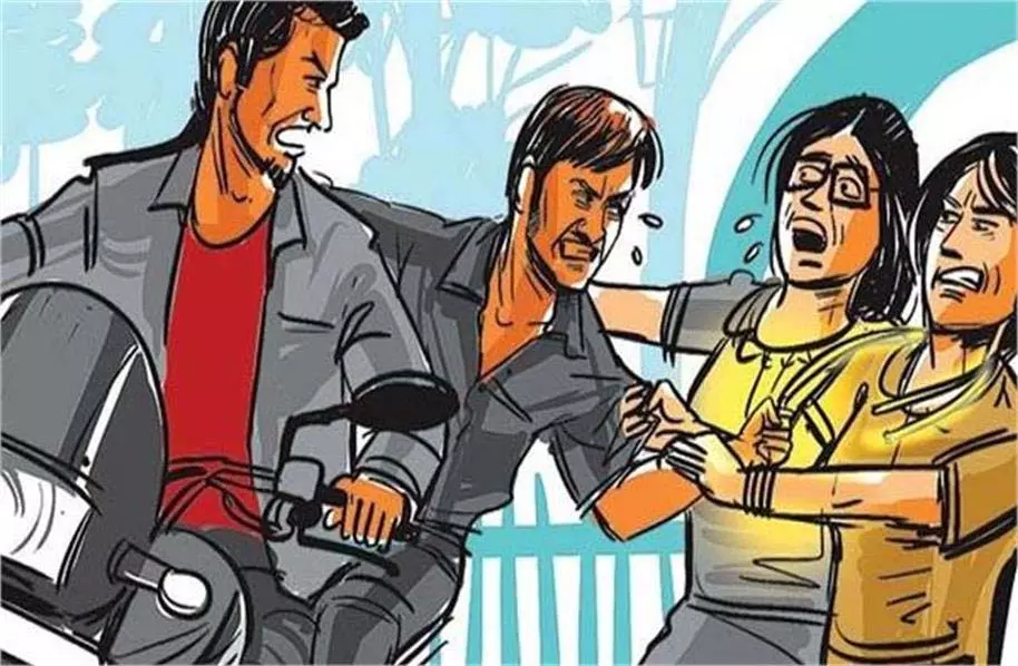Jalandhar: पैदल जा रही महिला की बालियां लूट ले गए लुटेरे Jalandhar: पैदल जा रही महिला की बालियां लूट ले गए लुटेरे