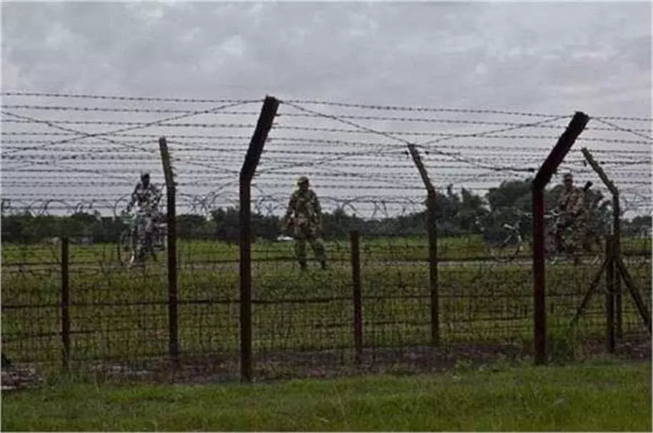 Punjab : ड्रोन से भारत भेजी जा रही हेरोइन, पुलिस ने 3 तस्कर दबोचे Punjab : ड्रोन से भारत भेजी जा रही हेरोइन, पुलिस ने 3 तस्कर दबोचे