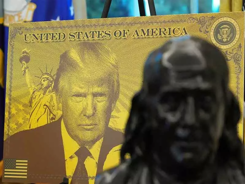 Trump ने गोल्ड कार्ड लॉन्च किया, वीज़ा प्रक्रिया तेज़ करने के लिए भारी फीस ली Trump ने गोल्ड कार्ड लॉन्च किया, वीज़ा प्रक्रिया तेज़ करने के लिए भारी फीस ली