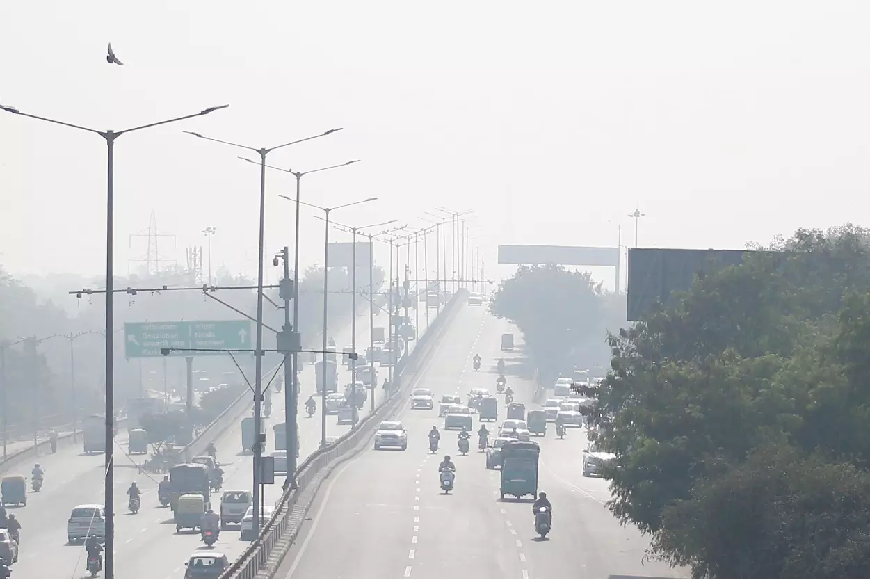 Delhi की हवा की क्वालिटी और खराब हुई, एक बार फिर बहुत खराब निशान के करीब पहुंची Delhi की हवा की क्वालिटी और खराब हुई, एक बार फिर बहुत खराब निशान के करीब पहुंची