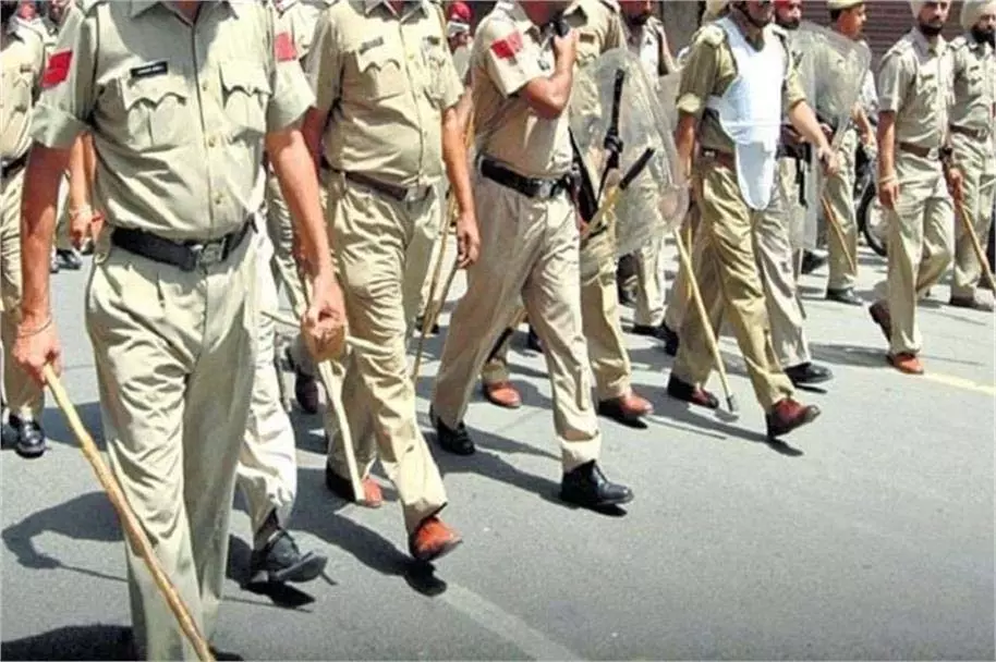 Punjab : बढ़ाई गई सुरक्षा, 44,000 पुलिस कर्मचारी किए गए तैनात Punjab : बढ़ाई गई सुरक्षा, 44,000 पुलिस कर्मचारी किए गए तैनात