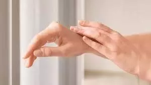 Hand Care in Winter: सर्दियों में भी सॉफ्ट रहेंगे आपके हाथ, बस फॉलों करें ये आसान टिप्स Hand Care in Winter: सर्दियों में भी सॉफ्ट रहेंगे आपके हाथ, बस फॉलों करें ये आसान टिप्स