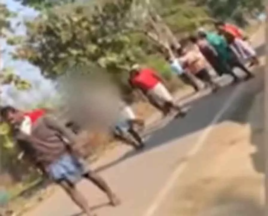Odisha : कालाहांडी में एक बुजुर्ग व्यक्ति का सिर मुंडवाकर चप्पलों की माला पहनाकर घुमाया गया Odisha : कालाहांडी में एक बुजुर्ग व्यक्ति का सिर मुंडवाकर चप्पलों की माला पहनाकर घुमाया गया