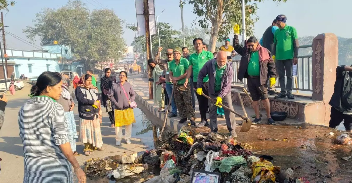महाराजबंध तालाब में ग्रीन आर्मी की बड़ी पहल - जैसा कहा था, वैसा किया महाराजबंध तालाब में ग्रीन आर्मी की बड़ी पहल - जैसा कहा था, वैसा किया