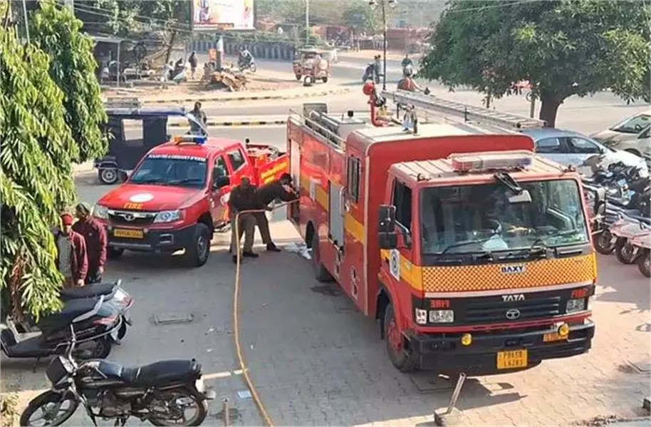 Punjab: GST ऑफिस में भीषण आग लगने से मची भगदड़ Punjab: GST ऑफिस में भीषण आग लगने से मची भगदड़