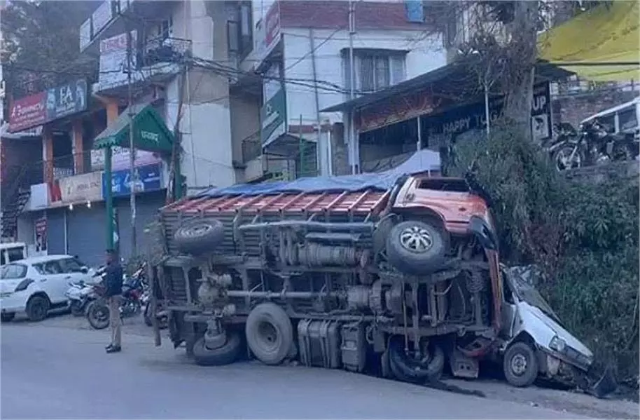 Himachal: खड़ी कारों पर पलटा राशन से भरा ट्रक Himachal: खड़ी कारों पर पलटा राशन से भरा ट्रक