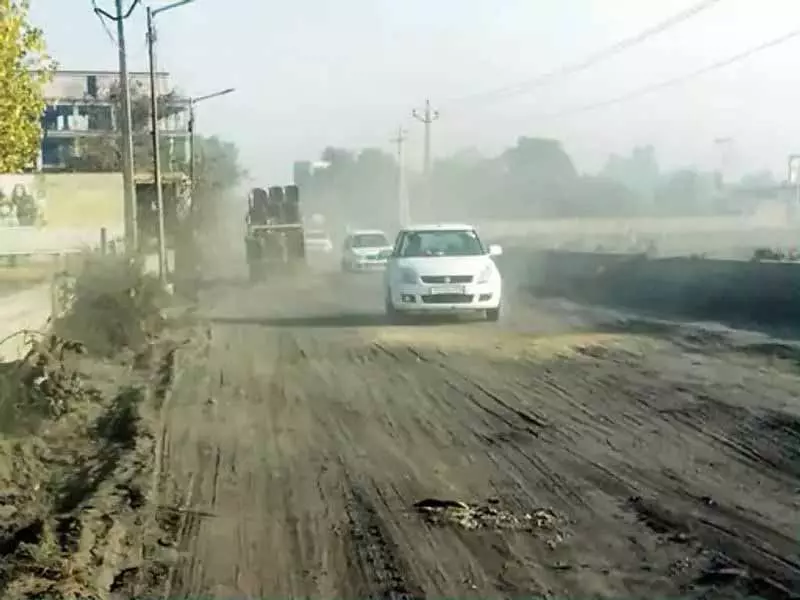 Nakodar-Jagraon सड़क पर राख से भरे गड्ढे खतरा पैदा कर रहे हैं Nakodar-Jagraon सड़क पर राख से भरे गड्ढे खतरा पैदा कर रहे हैं