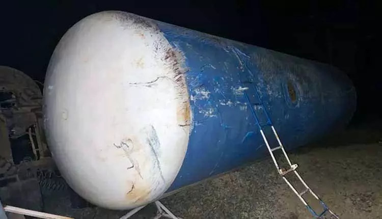 कालाहांडी में LPG टैंकर पलटा, ड्राइवर गंभीर रूप से घायल कालाहांडी में LPG टैंकर पलटा, ड्राइवर गंभीर रूप से घायल