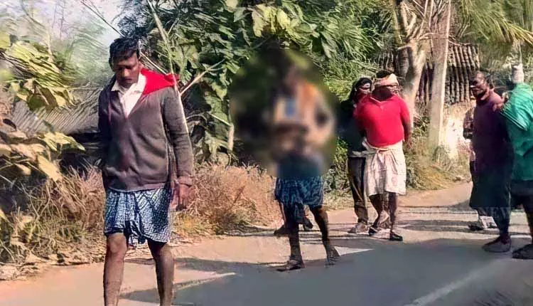 Kalahandi में महिला से दुर्व्यवहार करने पर बुजुर्ग व्यक्ति का सिर मुंडवाकर चप्पलों की माला पहनाकर घुमाया गया Kalahandi में महिला से दुर्व्यवहार करने पर बुजुर्ग व्यक्ति का सिर मुंडवाकर चप्पलों की माला पहनाकर घुमाया गया
