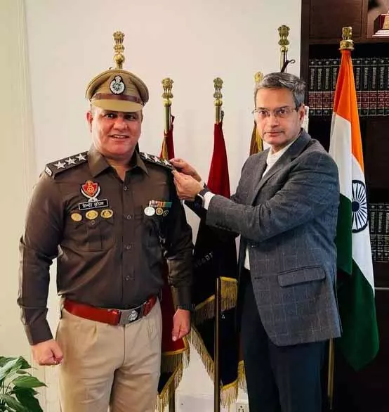 DGP ने नए प्रमोट हुए डीएसपी बींत जुनेजा को स्टार लगाए DGP ने नए प्रमोट हुए डीएसपी बींत जुनेजा को स्टार लगाए