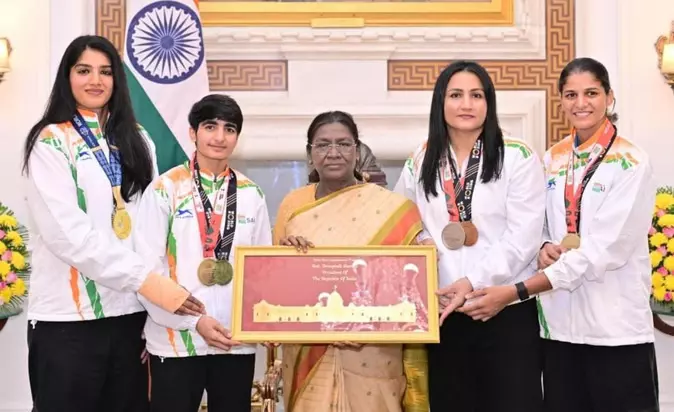 Bhiwani: राष्ट्रपति मुर्मू ने हरियाणा की महिला मुक्केबाजों का किया सम्मान Bhiwani: राष्ट्रपति मुर्मू ने हरियाणा की महिला मुक्केबाजों का किया सम्मान
