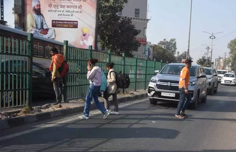 Ludhiana: सड़कों पर अवैध शॉर्टकट लेना पैदल चलने वालों के लिए जानलेवा साबित हो रहा है Ludhiana: सड़कों पर अवैध शॉर्टकट लेना पैदल चलने वालों के लिए जानलेवा साबित हो रहा है