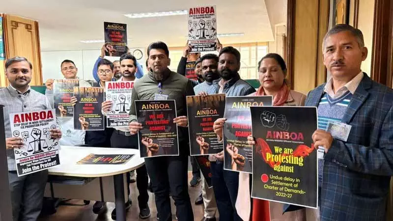 Himachal: नाबार्ड अधिकारियों ने वेतन समझौते को लागू करने में देरी का विरोध किया Himachal: नाबार्ड अधिकारियों ने वेतन समझौते को लागू करने में देरी का विरोध किया