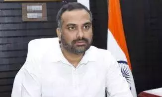 Telangana : आईएएस अधिकारियों कर्णन, इलंबरिथी को अवमानना नोटिस Telangana : आईएएस अधिकारियों कर्णन, इलंबरिथी को अवमानना नोटिस